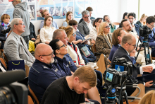 Grupa ludzi słuchających wystąpienia