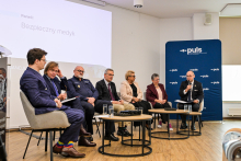 grupa osób siedzących przy stolikach 