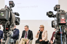 kobieta i mężczyzna przed kamerami