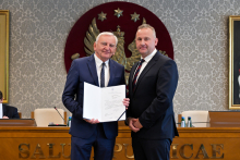 Senat 29 września 2025 - wręczenie gratulacji i powołań - kliknięcie spowoduje wyświetlenie powiększonego zdjęcia