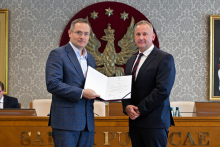 Senat 29 września 2025 - wręczenie gratulacji i powołań - kliknięcie spowoduje wyświetlenie powiększonego zdjęcia