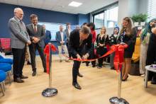 The vice dean cutting the ribbon. Behind him and beside him stand the other participants of the event.