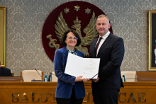 Senat 29 września 2025 - wręczenie gratulacji i powołań - kliknięcie spowoduje wyświetlenie powiększonego zdjęcia