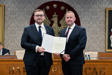 Senat 29 września 2025 - wręczenie gratulacji i powołań - kliknięcie spowoduje wyświetlenie powiększonego zdjęcia