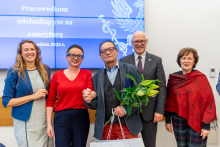 Pięć osób pozuje do zdęcia. Uśmiechają się.