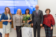 Pięć osób pozuje do zdęcia. Uśmiechają się.