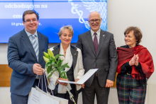 Cztery osoby pozują do zdęcia. Uśmiechają się.