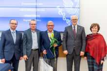 Pięć osób pozuje do zdęcia. Uśmiechają się.