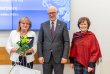 Trzy osoby pozują do zdjęcia. Uśmiechają się.