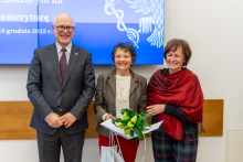 Trzy osoby pozują do zdjęcia. Uśmiechają się.