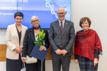 Cztery osoby pozują do zdęcia. Uśmiechają się.