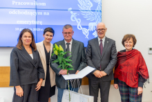 Pięć osób pozuje do zdęcia. Uśmiechają się.