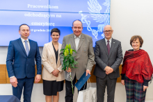 Pięć osób pozuje do zdęcia. Uśmiechają się.