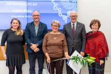 Pięć osób pozuje do zdęcia. Uśmiechają się.