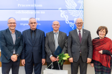 Pięć osób pozuje do zdęcia. Uśmiechają się.