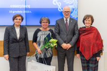 Cztery osoby pozują do zdęcia. Uśmiechają się.