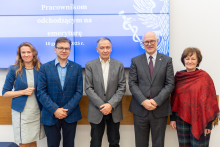 Sześć osób pozuje do zdęcia. Uśmiechają się.