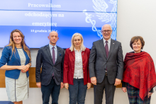 Pięć osób pozuje do zdęcia. Uśmiechają się.