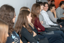 Młodzi ludzie w czasie wykładu, patrzą przed siebie.