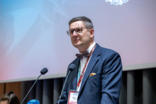 Klaudiusz Komor, vice president of the Supreme Medical Chamber, at the podium, speaking during the conference.