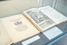 Gablotowa ekspozycja prezentująca stare publikacje farmaceutyczne, w tym ozdobnie ilustrowaną księgę Pharmacopoea Polona oraz księgę z inskrypcją ‘Własnemi siłami’, ułożone obok opisów muzealnych.