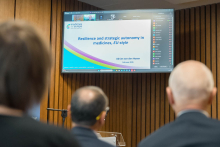 Uczestnicy konferencji patrzą na ekran z prezentacją. Slajd pokazuje tytuł wystąpienia dotyczącego odporności i autonomii strategicznej w zakresie leków. 