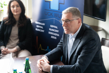 Implanty ślimakowe również dla osób z jednostronnym niedosłuchem. Konferencja na WUM