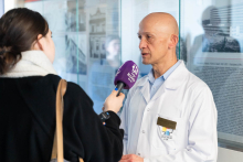 Implanty ślimakowe również dla osób z jednostronnym niedosłuchem. Konferencja na WUM