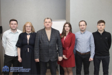 Sześć osób, elegancko ubranych, pozuje do wspólnego zdjęcia.