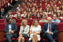 W pierwszym rzędzie auli siedzą zaproszeni goście i organizatorzy wydarzenia. Za nimi znajdują się uczestnicy Dnia Adaptacyjnego.