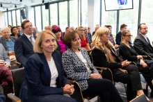 Uczestnicy Forum WUM-PW zajmują miejsca na sali konferencyjnej podczas sesji programowej. W kadrze widocznych jest kilkadziesiąt osób.