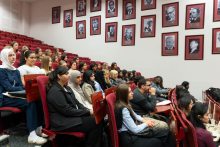 Studenci siedzą w rzędach auli i uczestniczą w inauguracji Orientation Week 2026.