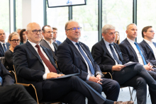 Uczestnicy Forum WUM-PW siedzą na sali konferencyjnej i słuchają wystąpienia. W pierwszym rzędzie widoczne są cztery osoby.