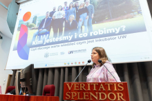 Kobieta stoi przy mównicy i prowadzi prezentację dotyczącą działalności Samorządu Studentów WUM.