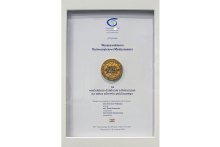 Dyplom Stowarzyszenia Dziennikarze dla Zdrowia dla Warszawskiego Uniwersytetu Medycznego za wieloletnie działania edukacyjne na rzecz zdrowia publicznego. W centrum widoczny medal „Wiedza Kluczem do Zdrowia”.