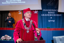 A representative of the university authorities speaks at the lectern during the inauguration of the academic year.