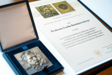 Medal im. dr. Tytusa Chałubińskiego wraz z dyplomem przyznanym za wieloletnią działalność kliniczną, naukową i dydaktyczną.