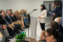 ministra Katarzyna Kasperczyk przemawia do zebranych osób 