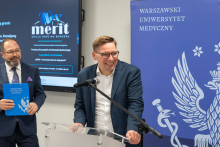 przemawia prorektor Michał Grąt, obok stoi rzecznik prasowy WUM