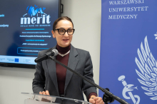 na tle ekranu z tytułem projektu przemawia dyrektorka UCK WUM