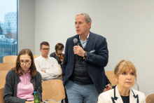 przemawia jednen z kierowników klinik WUM
