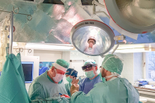 operacja wszczepienia implantu endoprotezy stawu biodrowego (2).jpg