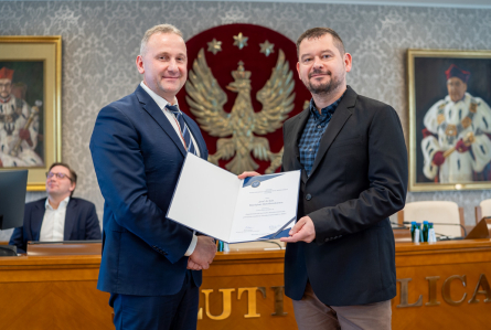 Senat 31 marca 2025 - wręczenie gratulacji i nagród - kliknięcie spowoduje wyświetlenie powiększonego zdjęcia