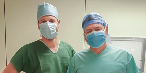 Zdjęcie chirurgów przeprowadzających operację