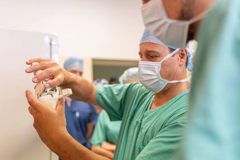 Nowatorska operacja wszczepienia stawu kolanowego „uszytego na miarę”