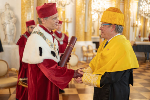 Professor Mariano Sanz with the title of doctor honoris causa of the Medical University of Warsaw