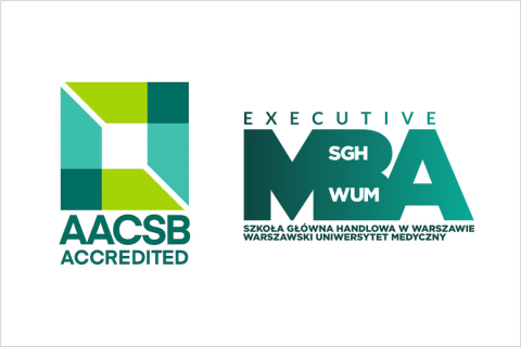 Grafika przedstawia dwa logotypy. Po lewej stronie znajduje się logo z napisem "AACSB ACCREDITED" oraz graficznym elementem składającym się z czterech prostokątów w różnych odcieniach zieleni, ułożonych w kształt kwadratu. Po prawej stronie znajduje się logo programu "EXECUTIVE MBA" prowadzonego przez Szkołę Główną Handlową w Warszawie (SGH) oraz Warszawski Uniwersytet Medyczny (WUM). 