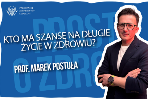 Na niebieskim tle znajduje się grafika Warszawskiego Uniwersytetu Medycznego. Po lewej stronie widoczne jest logo uczelni oraz jej nazwa zapisana białym tekstem. Poniżej umieszczono duży biały napis: „Kto ma szansę na długie życie w zdrowiu?”. Niżej widnieje biały napis: „Prof. Marek Postuła”. Po prawej stronie stoi jedna osoba w ciemnej marynarce i jasnej koszulce, z założonymi rękami. Osoba ma na nadgarstku zegarek. Tło zawiera duże, półprzezroczyste litery.