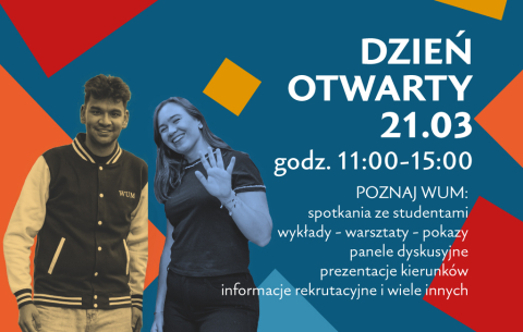 Grafika promuje Dzień Otwarty WUM. Na tle w niebieskim i czerwonym kolorze stoją dwie osoby. Jedna ma ciemną bluzę z jasnymi rękawami i literami „WUM”. Druga ma ciemną koszulkę i uniesioną dłoń w geście powitania. Po prawej stronie widoczny jest tekst z datą 21.03, godzinami wydarzenia oraz listą atrakcji.