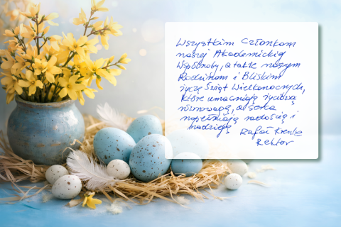 Wielkanocna kompozycja z żółtymi kwiatami i niebieskimi, nakrapianymi jajkami ułożonymi na sianie; obok znajduje się kartka z odręcznie napisanymi świątecznymi życzeniami.